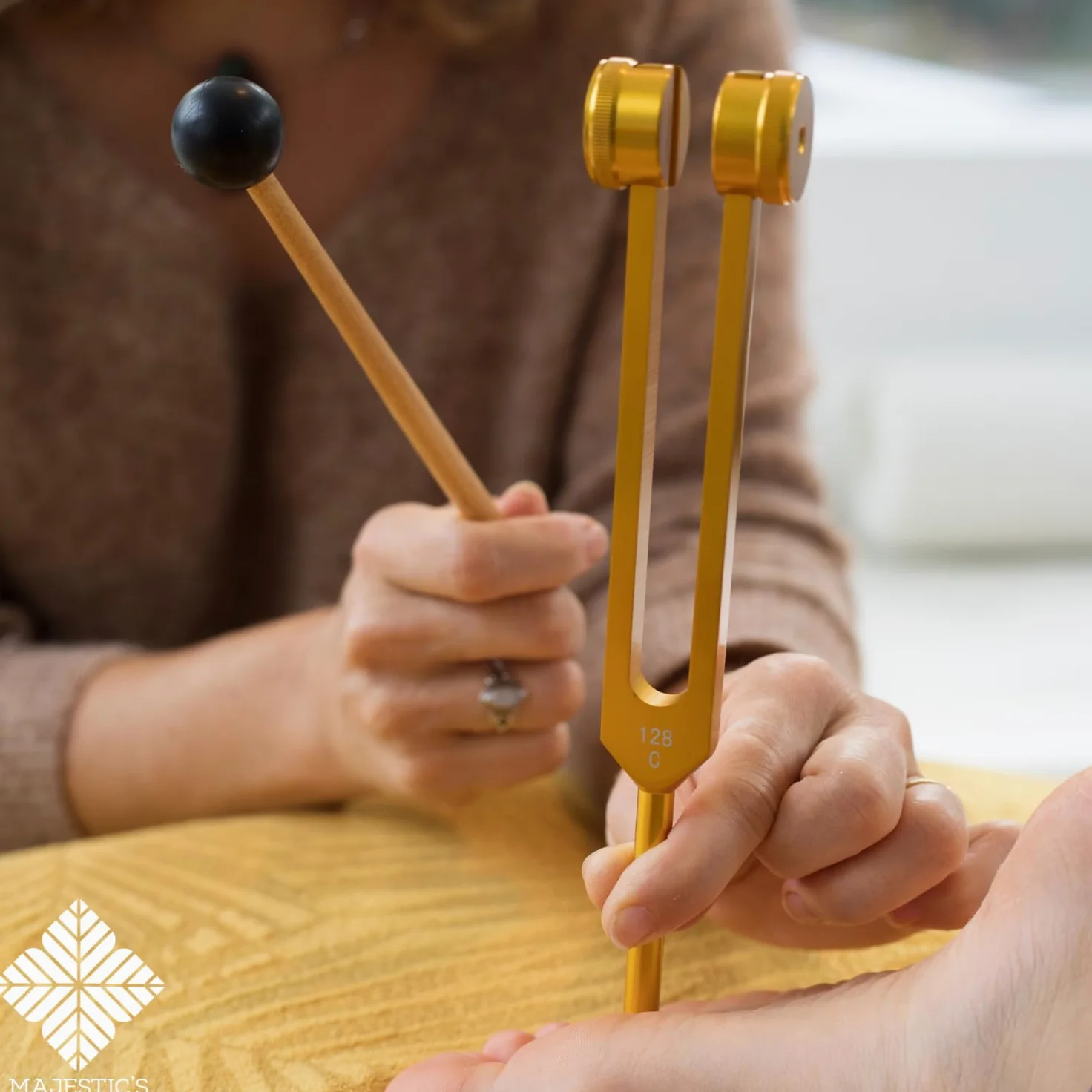 Diapasón terapéutico 128hz profesional de aluminio dorado, utilizado para el yoga meditación terapia de sonido, instrumento con martillo y estuche de almacenamiento incluido